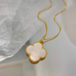 CLOVER 25MM MOP LARGE PENDANT NECKLACE - Gold