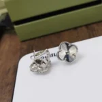 CLOVER MEDIUM STUD EARRINGS - Silver