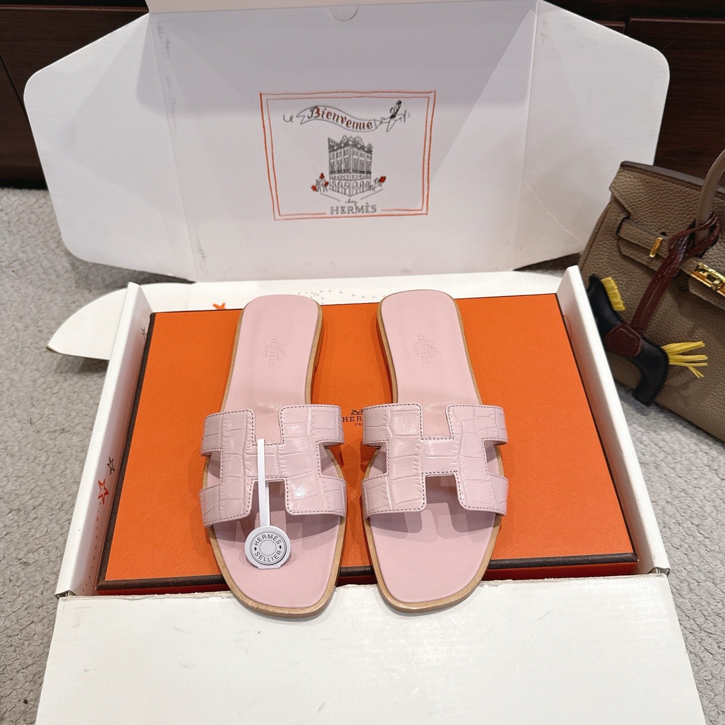 472ca0853bfe02118eb2aceaa02e2c28 Hermes slippers - Image 1