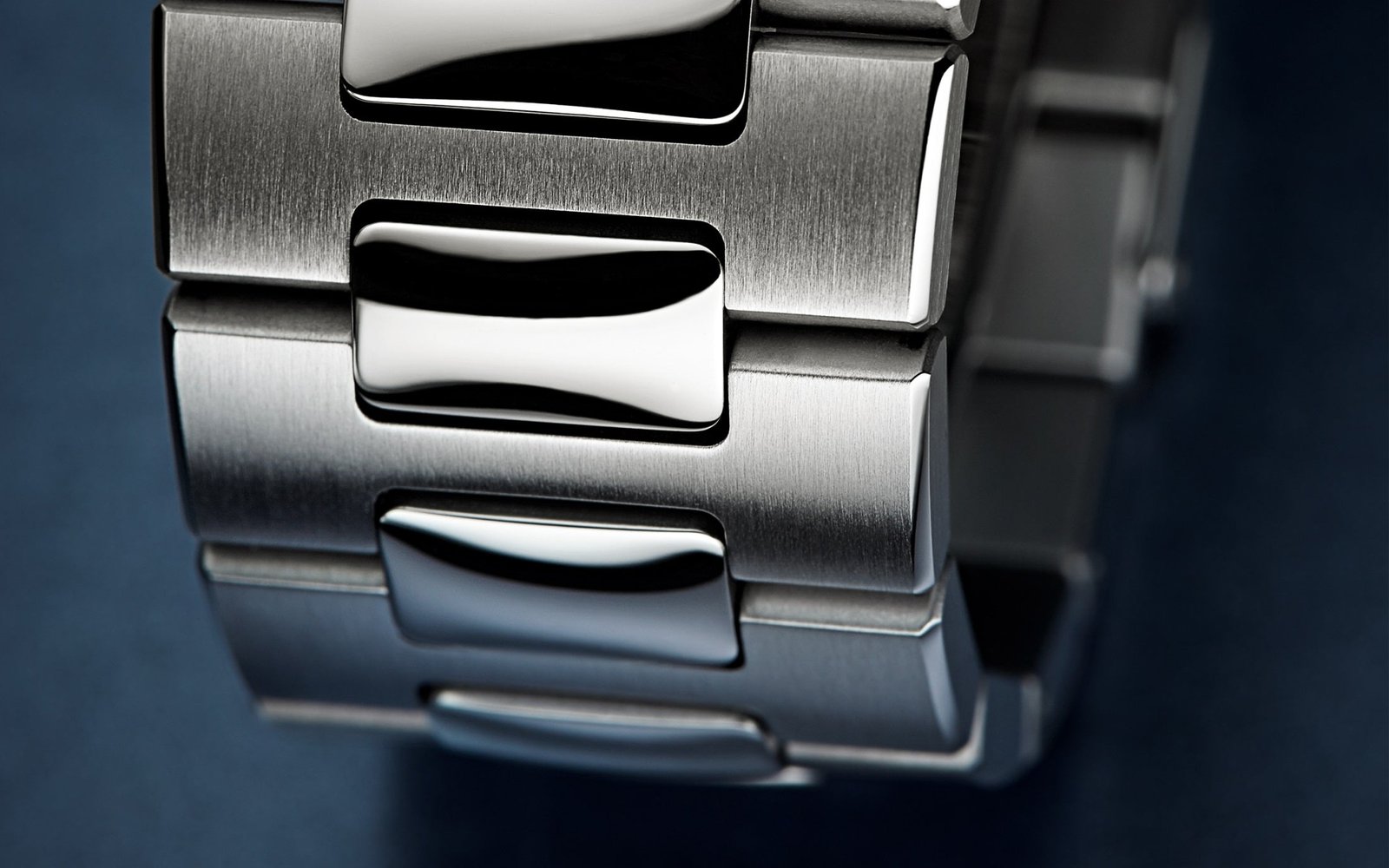 Patek Philippe Nautilus Annual Calendar, Blue Dial Luxury Designer Watch - Image 3