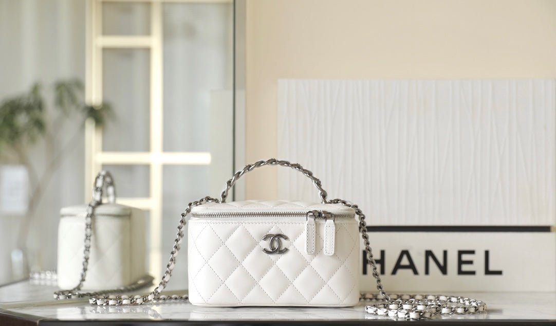 CC VANITY CASE 17 WHITE LAMBSKIN SILVER HARDWARE - Image 12