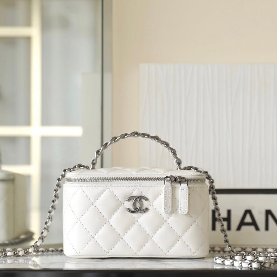 CC VANITY CASE 17 WHITE LAMBSKIN SILVER HARDWARE - Image 11