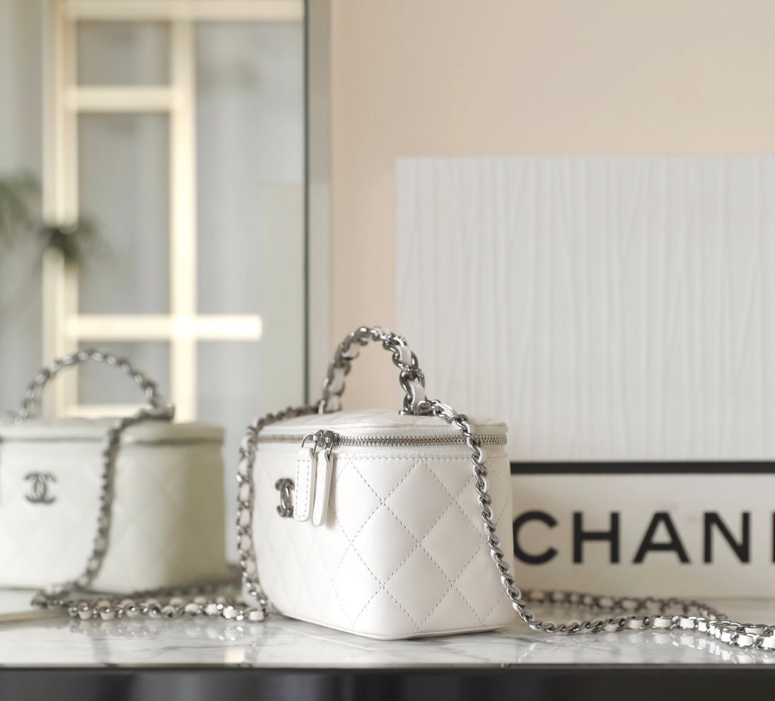 CC VANITY CASE 17 WHITE LAMBSKIN SILVER HARDWARE - Image 3