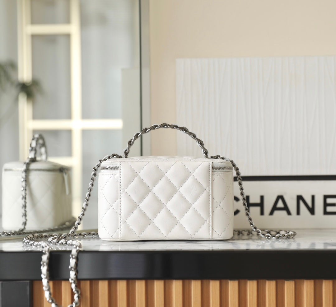 CC VANITY CASE 17 WHITE LAMBSKIN SILVER HARDWARE - Image 4