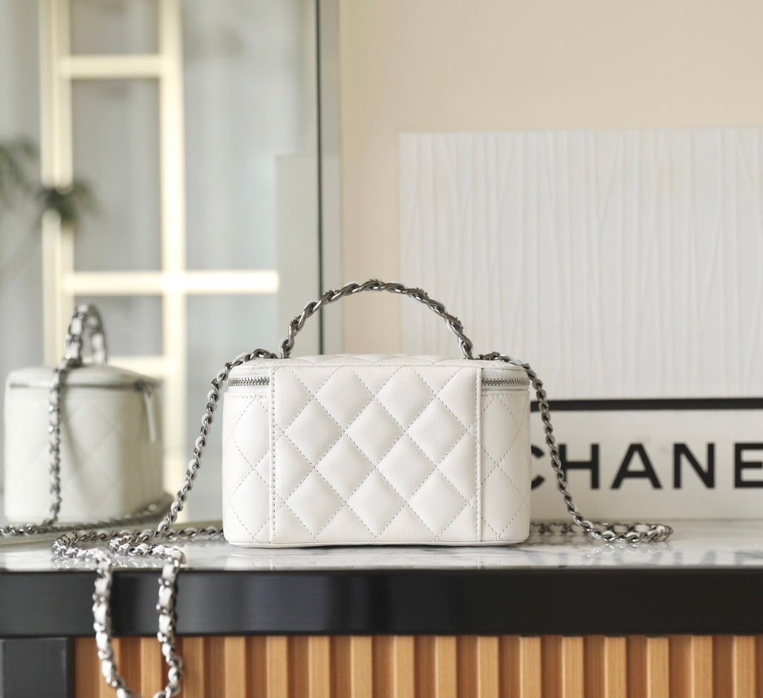 CC VANITY CASE 17 WHITE LAMBSKIN SILVER HARDWARE - Image 14