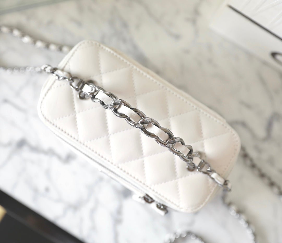CC VANITY CASE 17 WHITE LAMBSKIN SILVER HARDWARE - Image 15