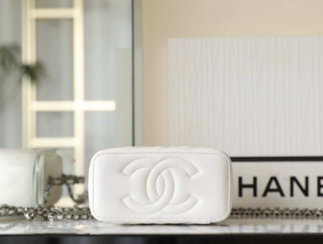 CC VANITY CASE 17 WHITE LAMBSKIN SILVER HARDWARE - Image 6