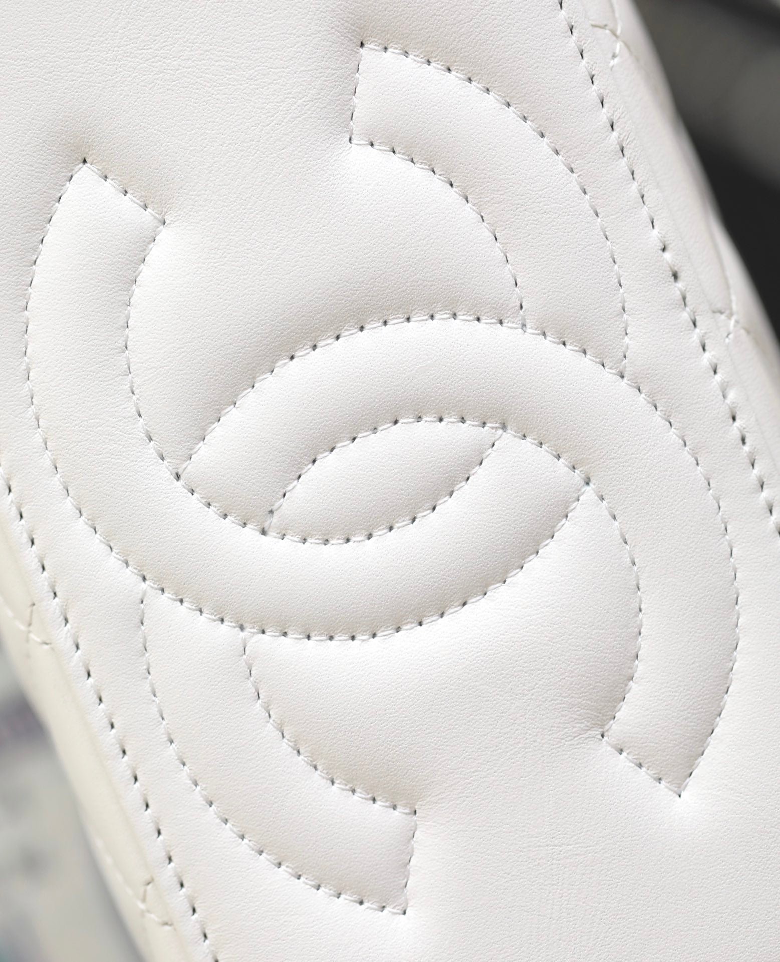 CC VANITY CASE 17 WHITE LAMBSKIN SILVER HARDWARE - Image 17