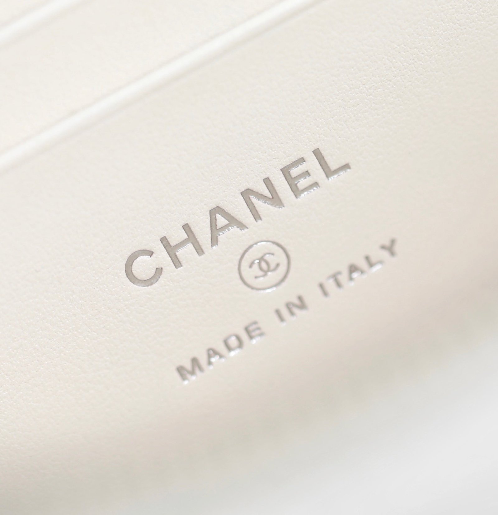 CC VANITY CASE 17 WHITE LAMBSKIN SILVER HARDWARE - Image 9