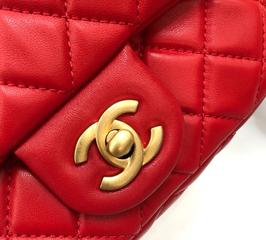 MINI SQUARE CLASSIC FLAP BAG 17CM RED LAMBSKIN GOLD HARDWARE - Image 18