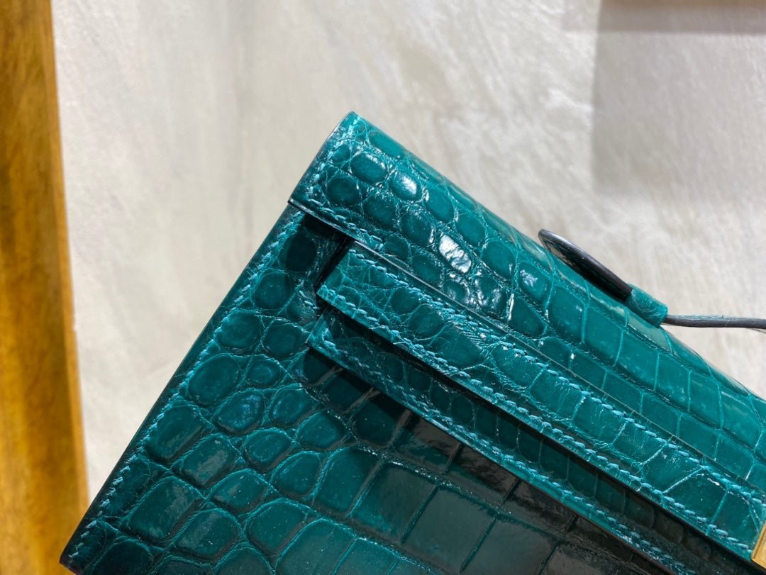 KELLY CUT 31 IN PINE GREEN SHINNY ALLIGATOR LEATHER WITH GOLD HARDWARE - Image 4