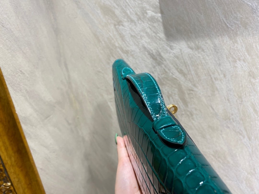 KELLY CUT 31 IN PINE GREEN SHINNY ALLIGATOR LEATHER WITH GOLD HARDWARE - Image 11