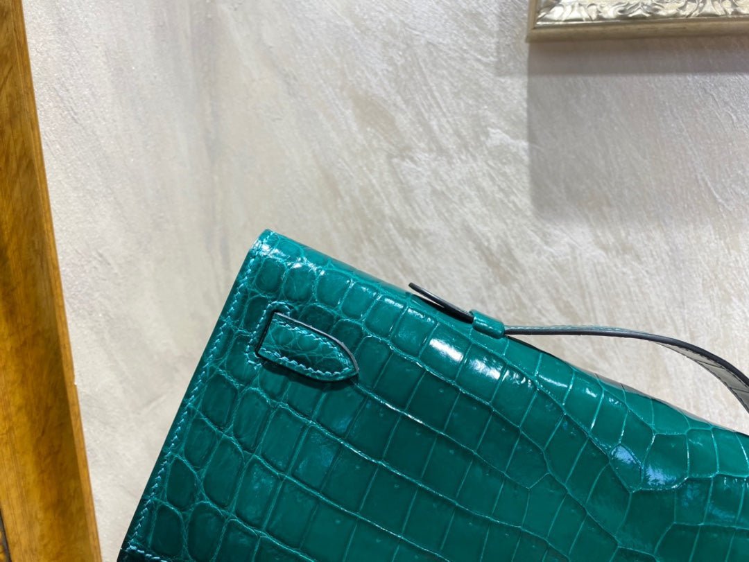 KELLY CUT 31 IN PINE GREEN SHINNY ALLIGATOR LEATHER WITH GOLD HARDWARE - Image 6