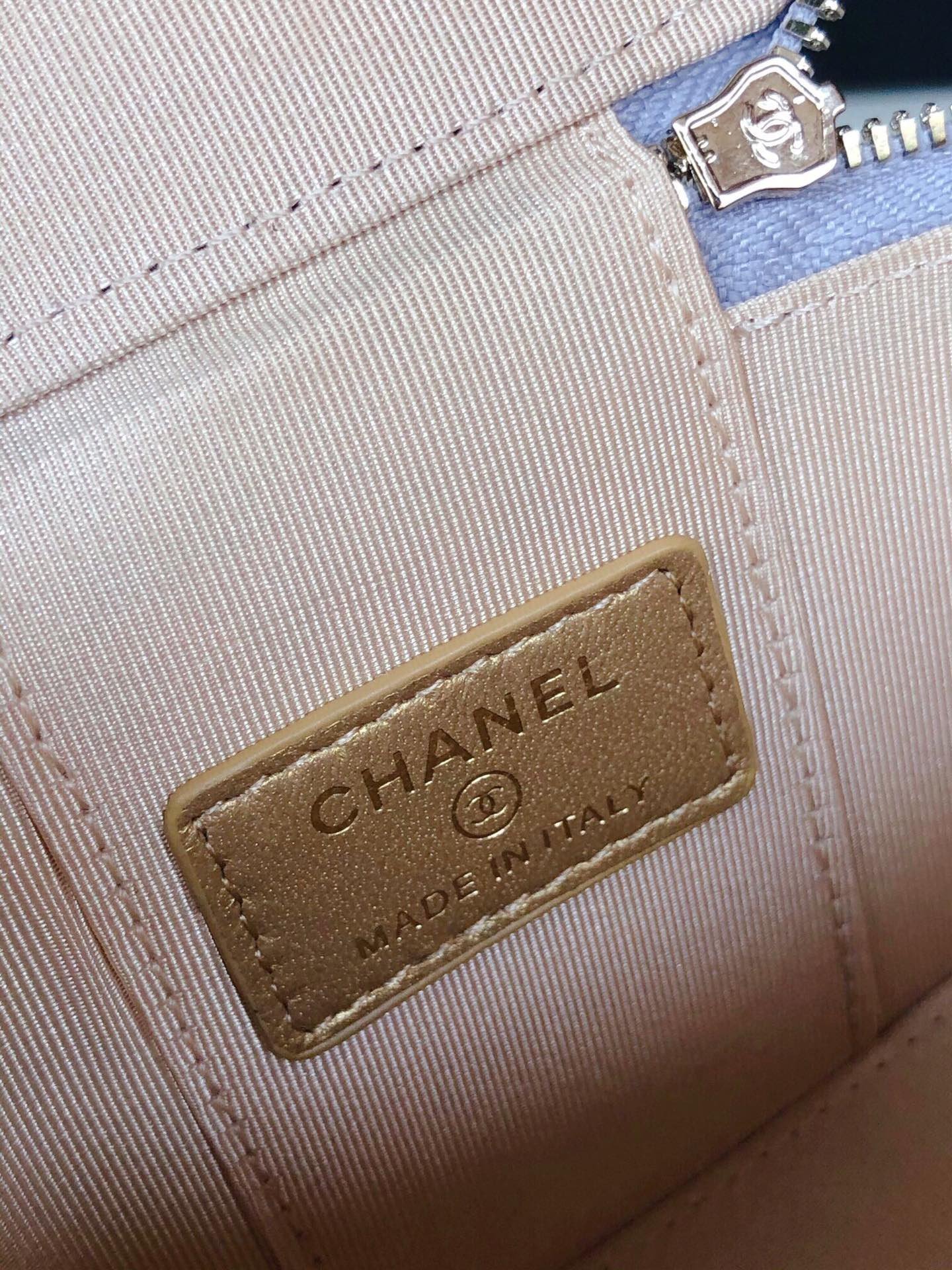 CC MINI 11 VANITY CHAIN IN LIGHT GREY CALFSKIN GOLD HARDWARE - Image 17