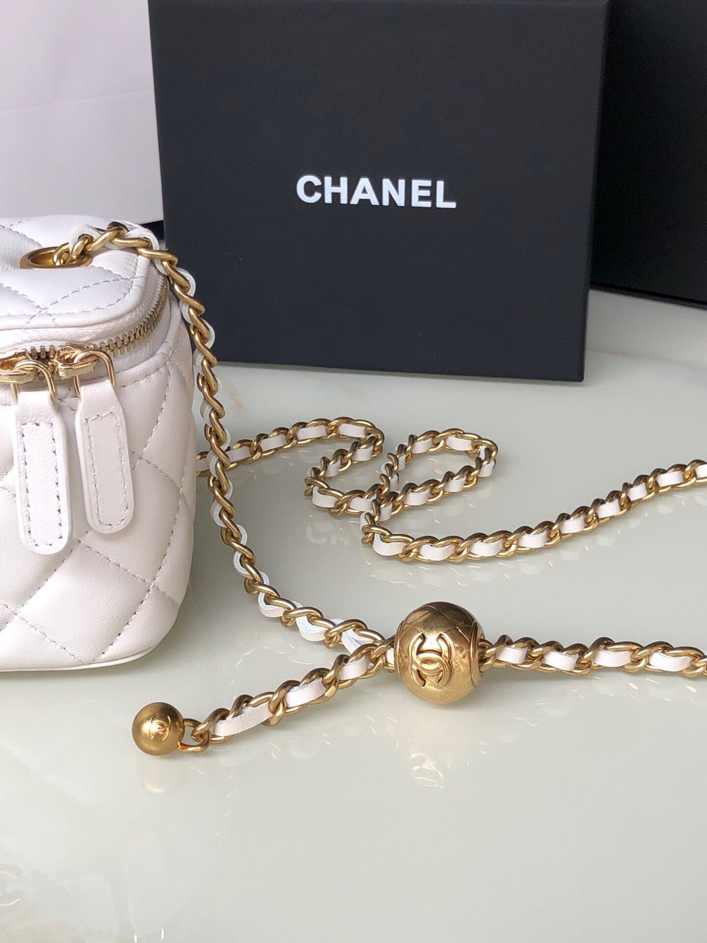 CC MINI 11 VANITY CHAIN IN WHITE CALFSKIN GOLD HARDWARE - Image 18