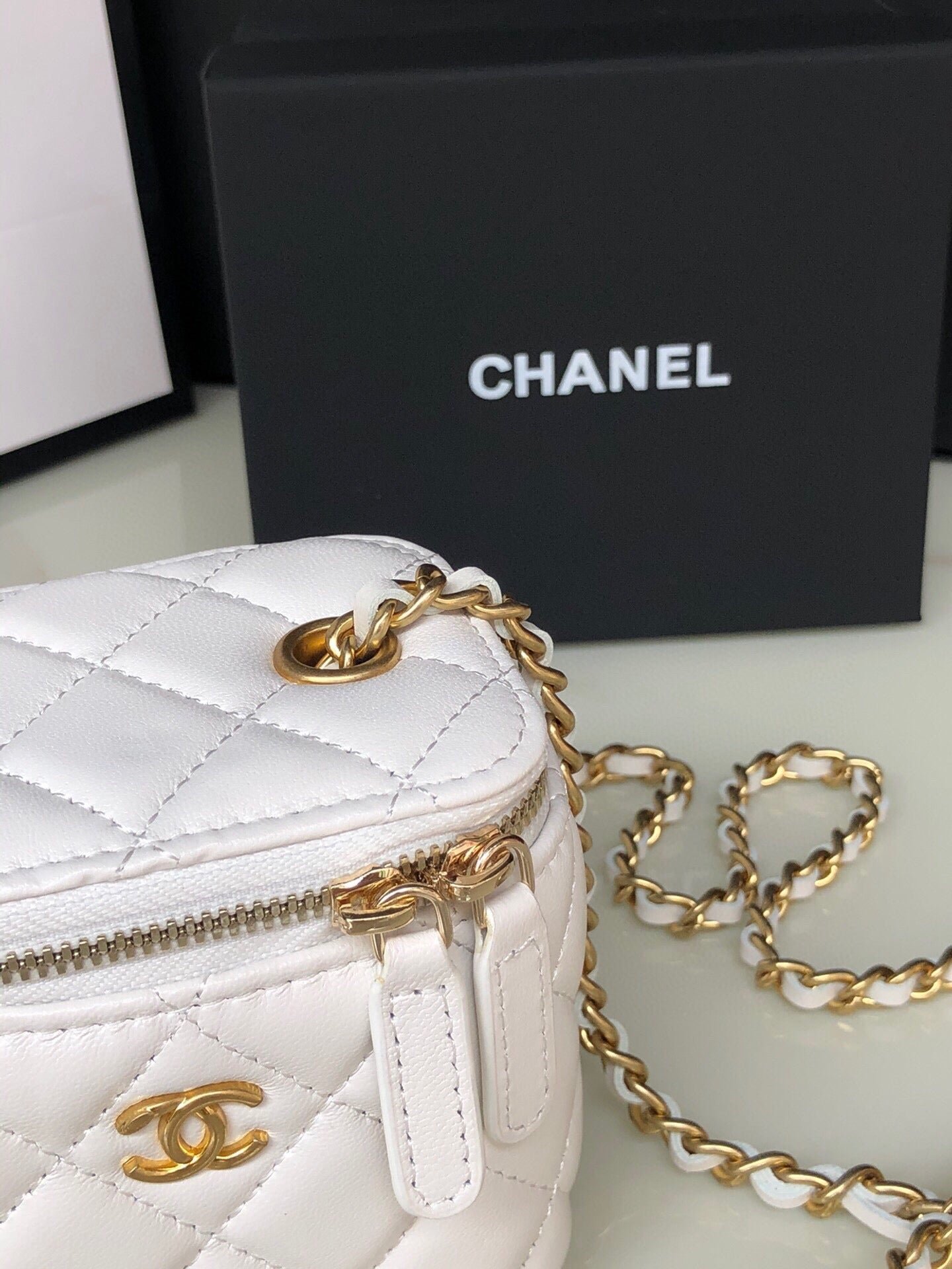 CC MINI 11 VANITY CHAIN IN WHITE CALFSKIN GOLD HARDWARE - Image 8