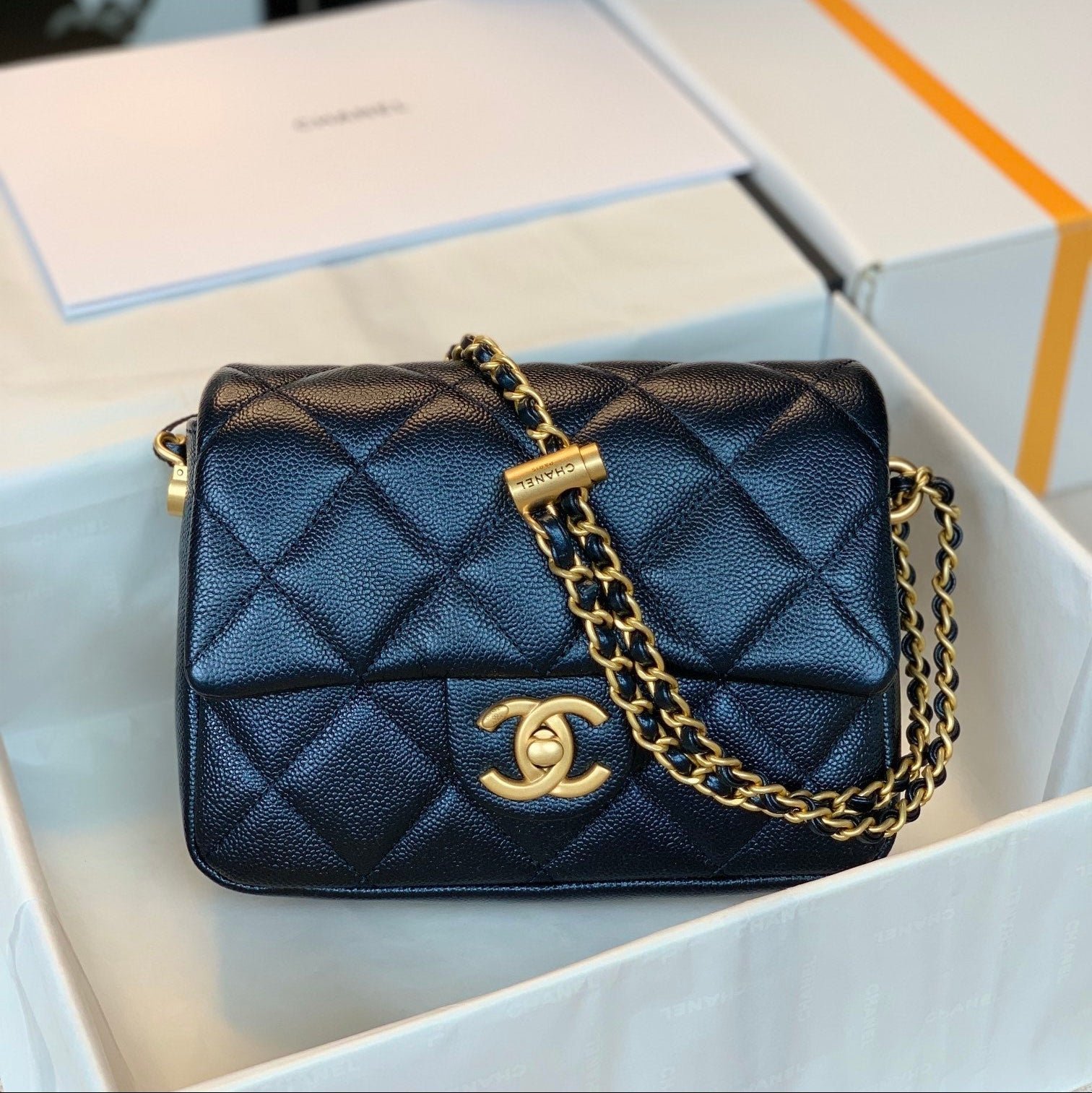 CHANEL 25S CLASSIC FLAP 19 CM IN BLACK CAVIAR LEATHER WITH GOLD HARDWARE - Image 10