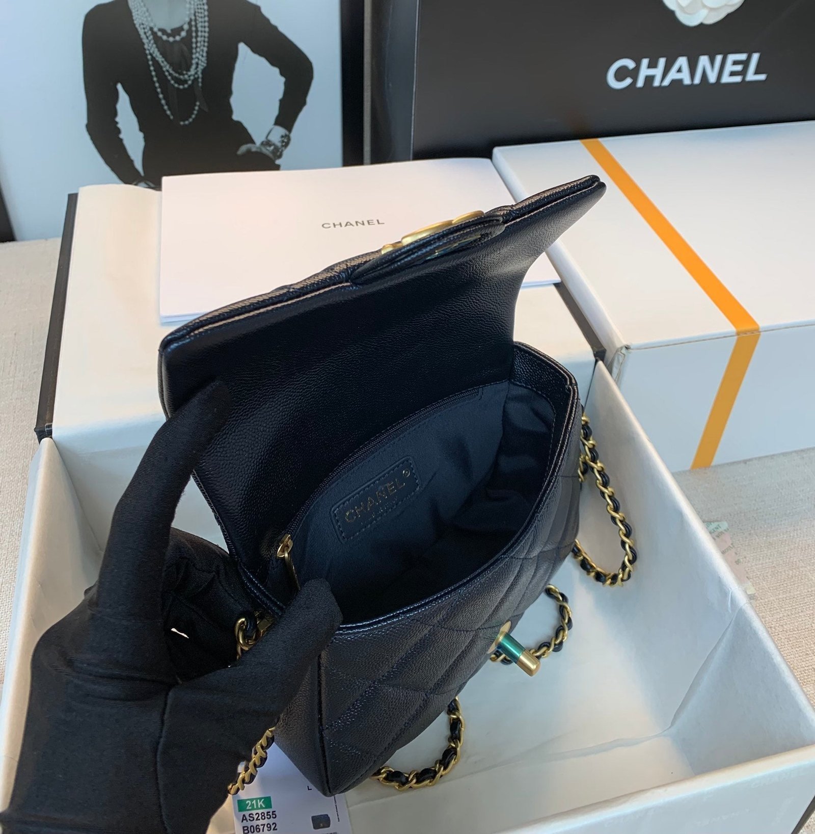 CHANEL 25S CLASSIC FLAP 19 CM IN BLACK CAVIAR LEATHER WITH GOLD HARDWARE - Image 15