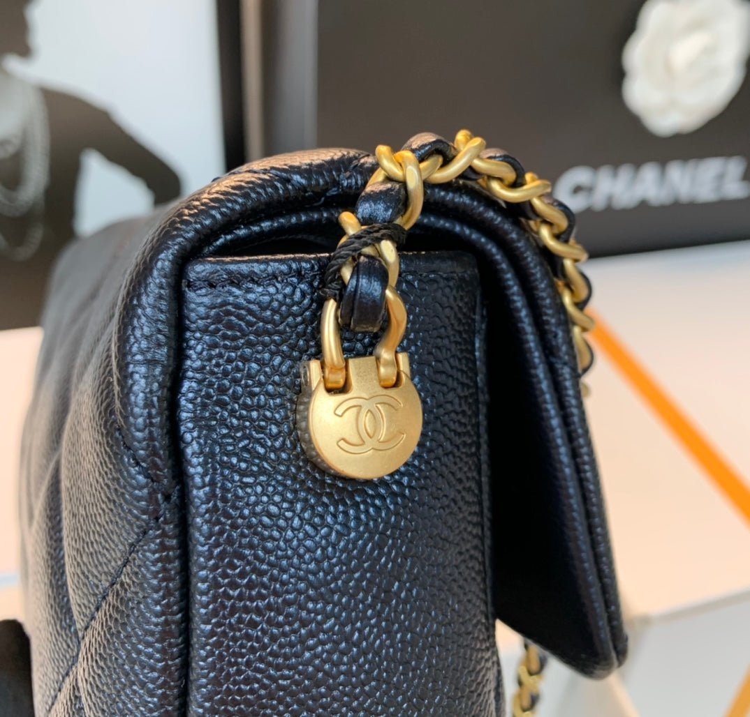 CHANEL 25S CLASSIC FLAP 19 CM IN BLACK CAVIAR LEATHER WITH GOLD HARDWARE - Image 4