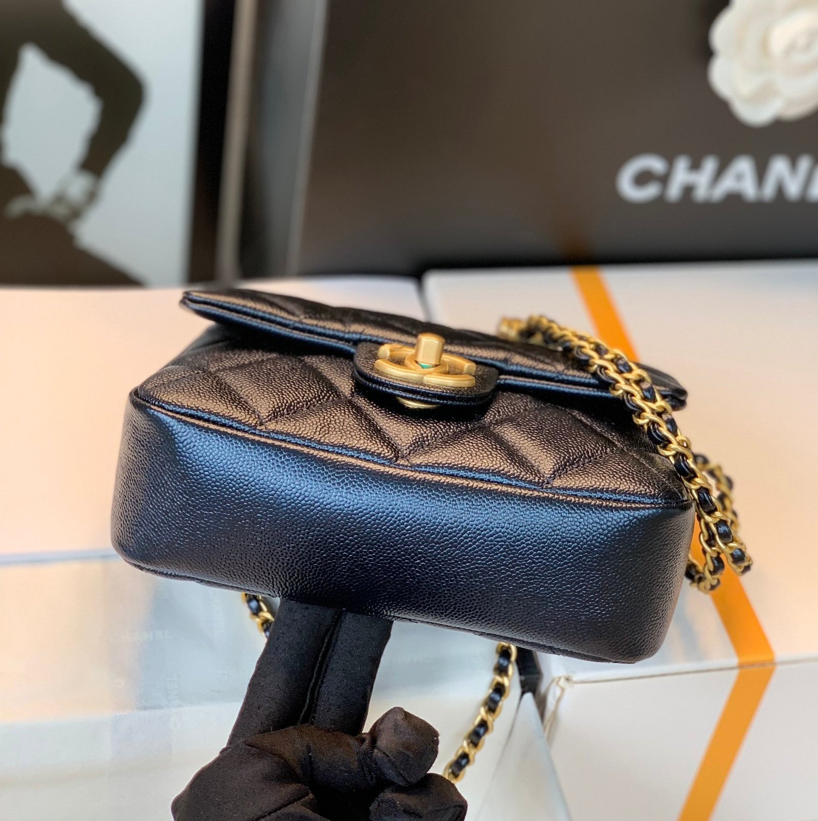 CHANEL 25S CLASSIC FLAP 19 CM IN BLACK CAVIAR LEATHER WITH GOLD HARDWARE - Image 14