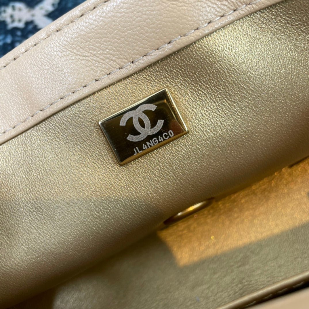 CHANEL 26S FLAP BAG 20 IN LIGHT YELLOW BEIGE LAMBSKIN - Image 9