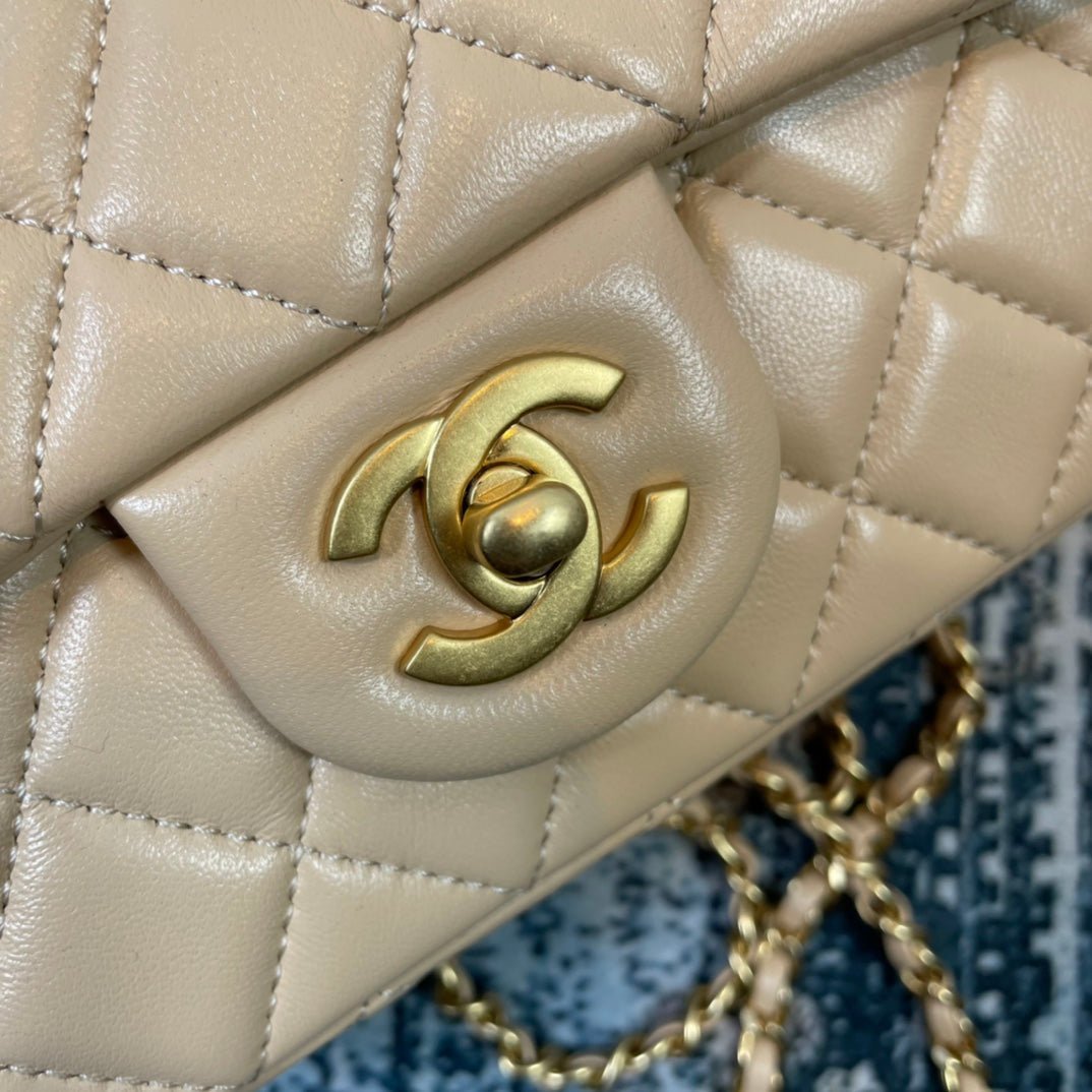 CHANEL 26S FLAP BAG 20 IN LIGHT YELLOW BEIGE LAMBSKIN - Image 5