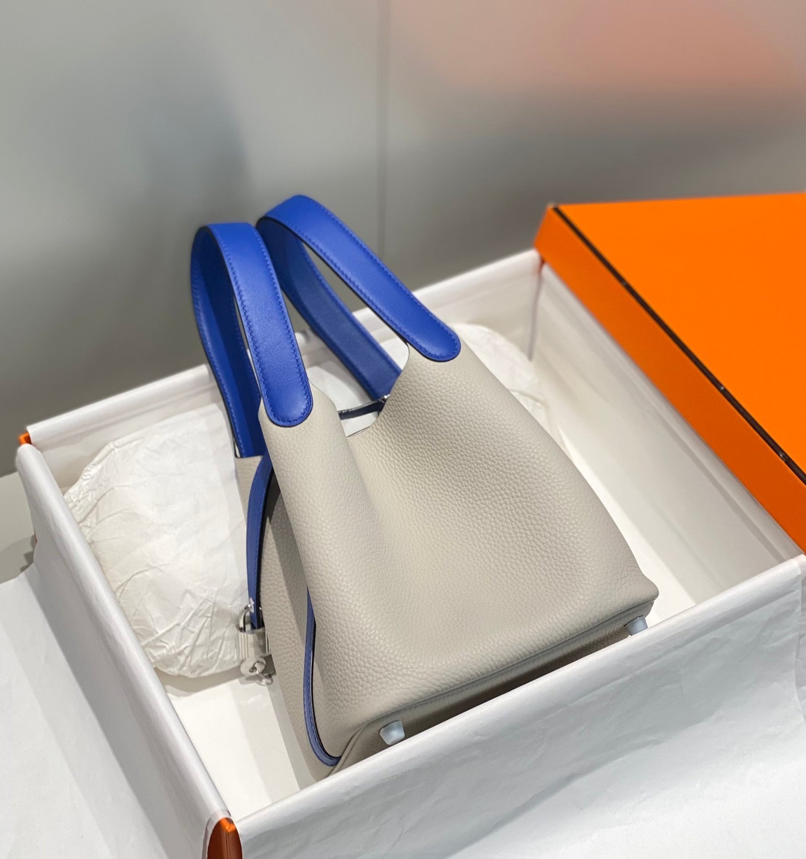 HERMES 25S PICOTIN LOCK 18 IN PEARL GRAY AND ELECTRIC BLUE CALFSKIN SILVER HARDWARE - Image 4