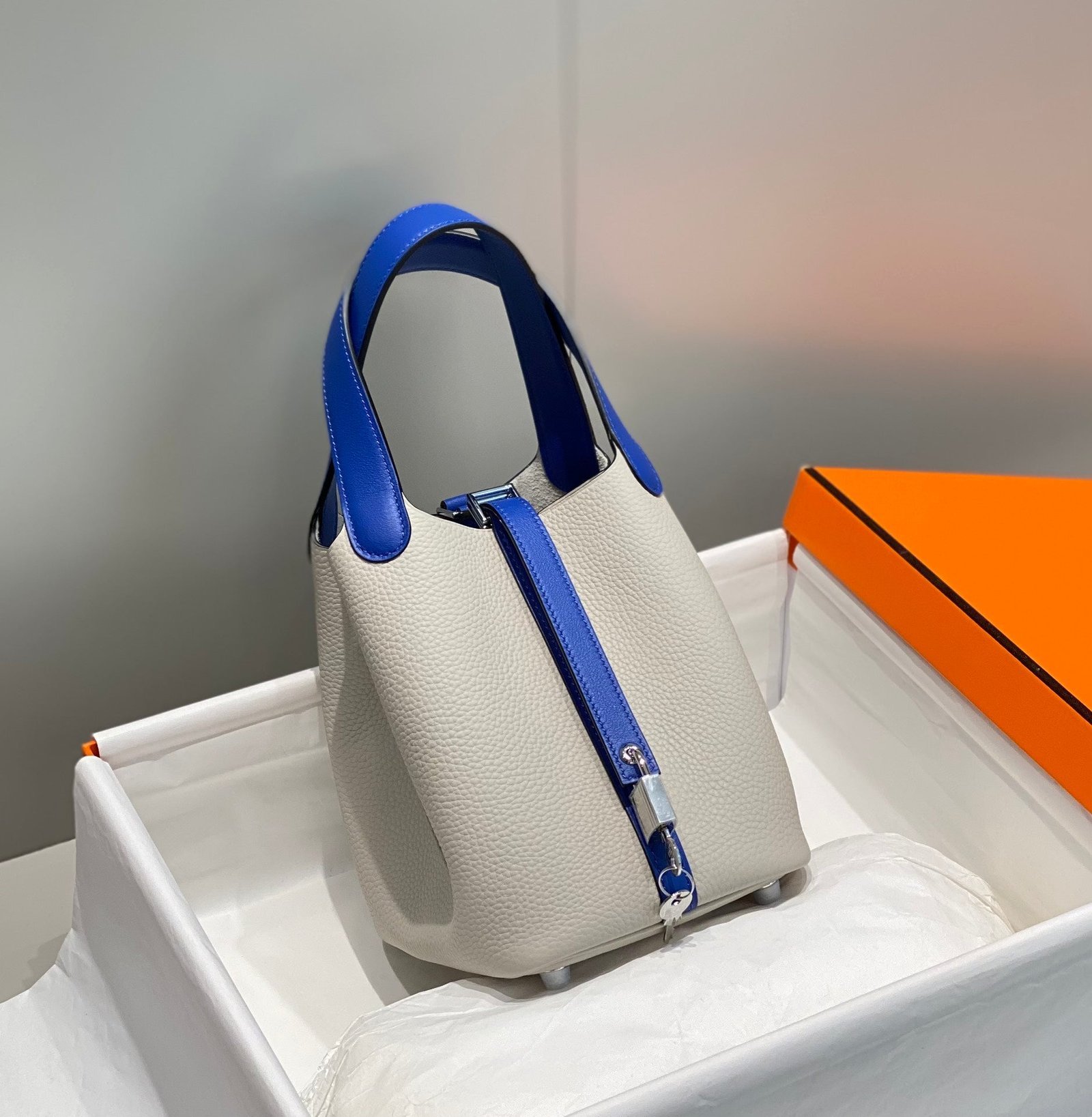 HERMES 25S PICOTIN LOCK 18 IN PEARL GRAY AND ELECTRIC BLUE CALFSKIN SILVER HARDWARE - Image 11