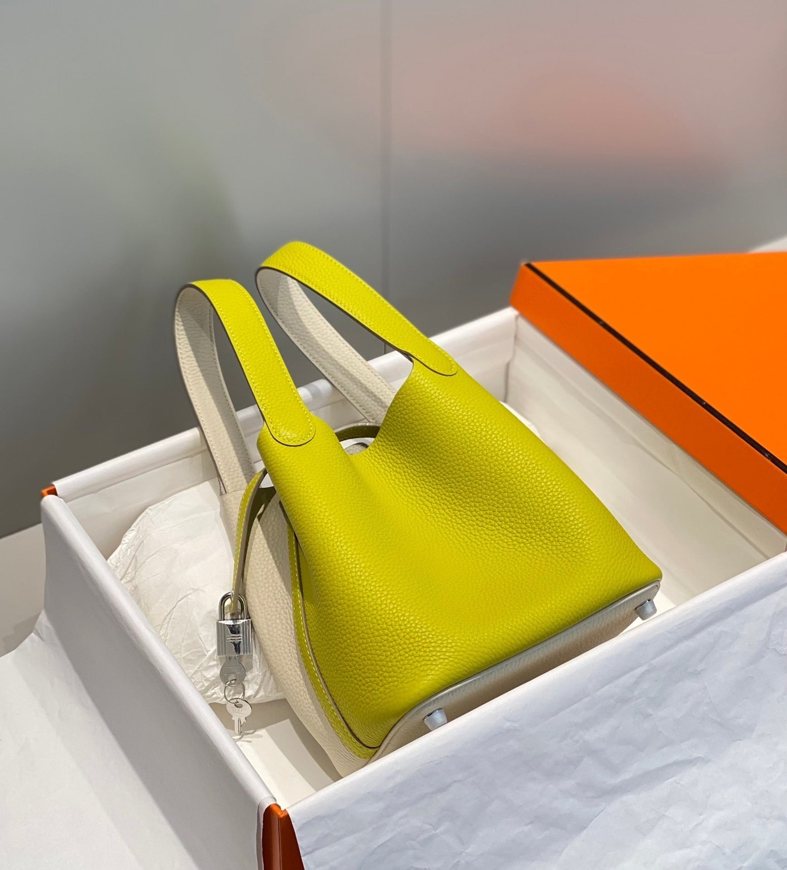 HERMES 25S PICOTIN LOCK 18 IN WHITE AND LEMON YELLOW CALFSKIN SILVER HARDWARE - Image 4