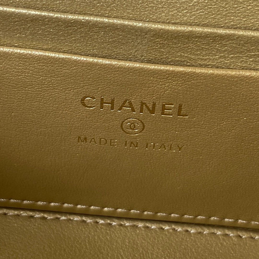 SMALL VANITY CASE 17 IN WHITE CALFSKIN GOLD HARDWARE - Image 8