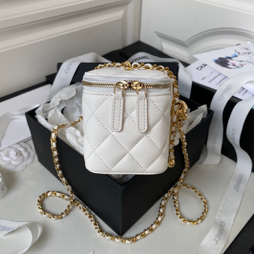 SMALL VANITY CASE 17 IN WHITE CALFSKIN GOLD HARDWARE - Image 9