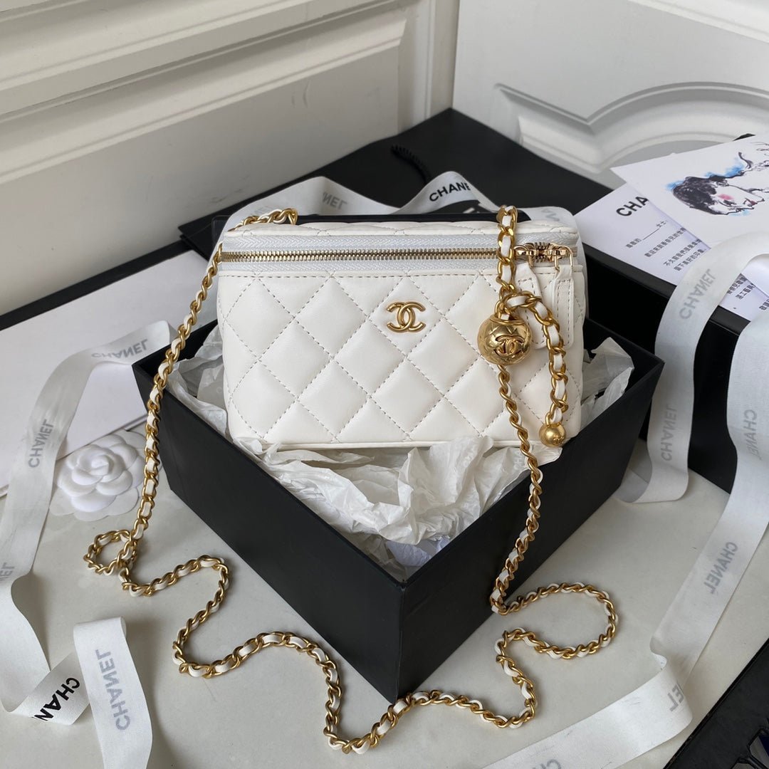 SMALL VANITY CASE 17 IN WHITE CALFSKIN GOLD HARDWARE - Image 5
