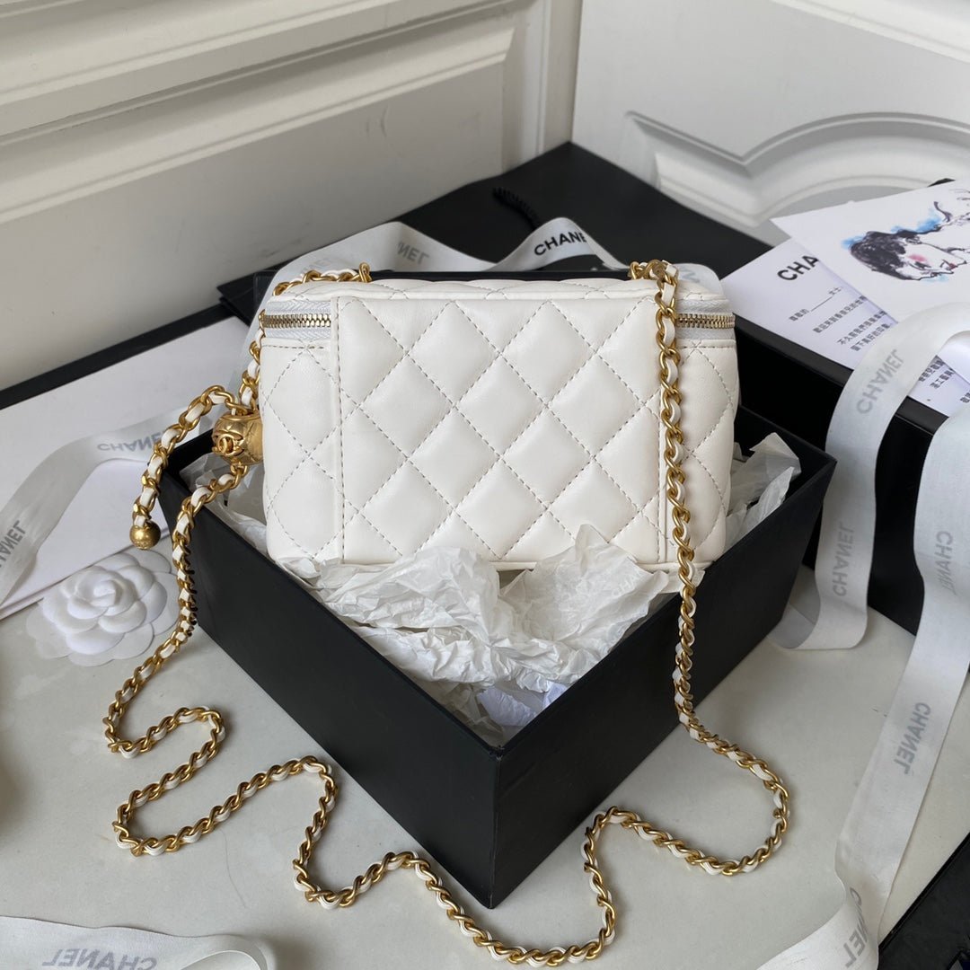 SMALL VANITY CASE 17 IN WHITE CALFSKIN GOLD HARDWARE - Image 11