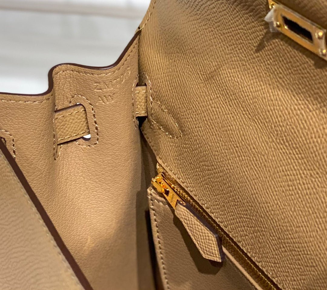 KELLY 28CM IN CHAI EPSOM CALFSKIN GOLD HARDWARE - Image 7