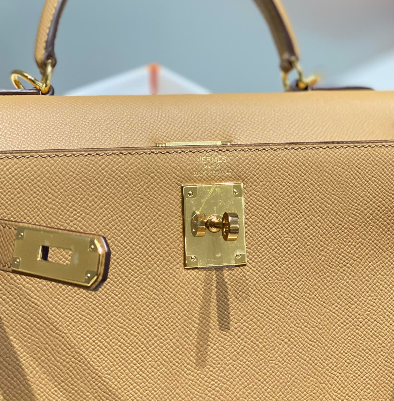 KELLY 28CM IN CHAI EPSOM CALFSKIN GOLD HARDWARE - Image 14