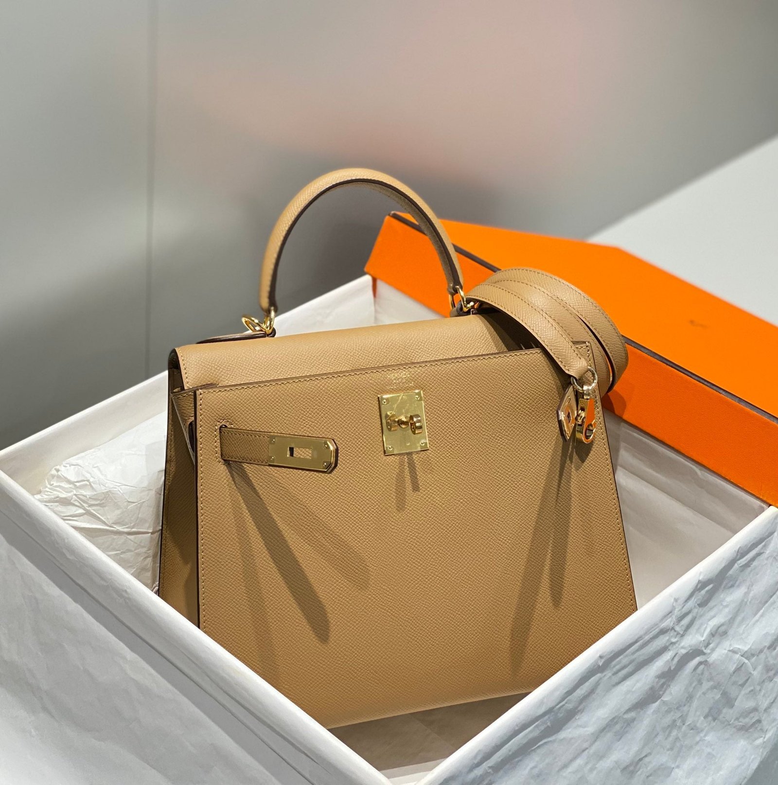 KELLY 28CM IN CHAI EPSOM CALFSKIN GOLD HARDWARE - Image 3