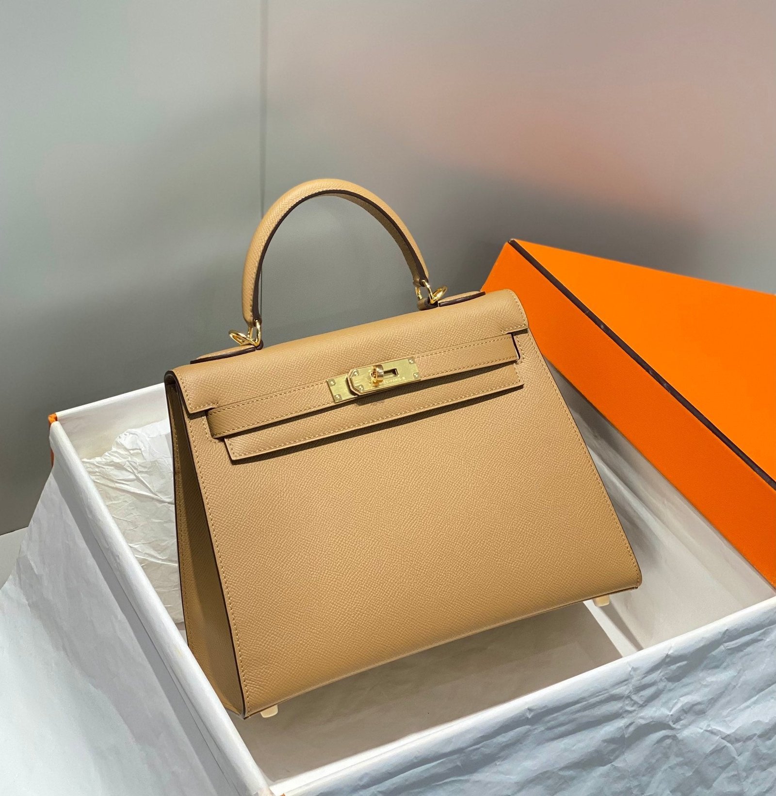 KELLY 28CM IN CHAI EPSOM CALFSKIN GOLD HARDWARE - Image 10