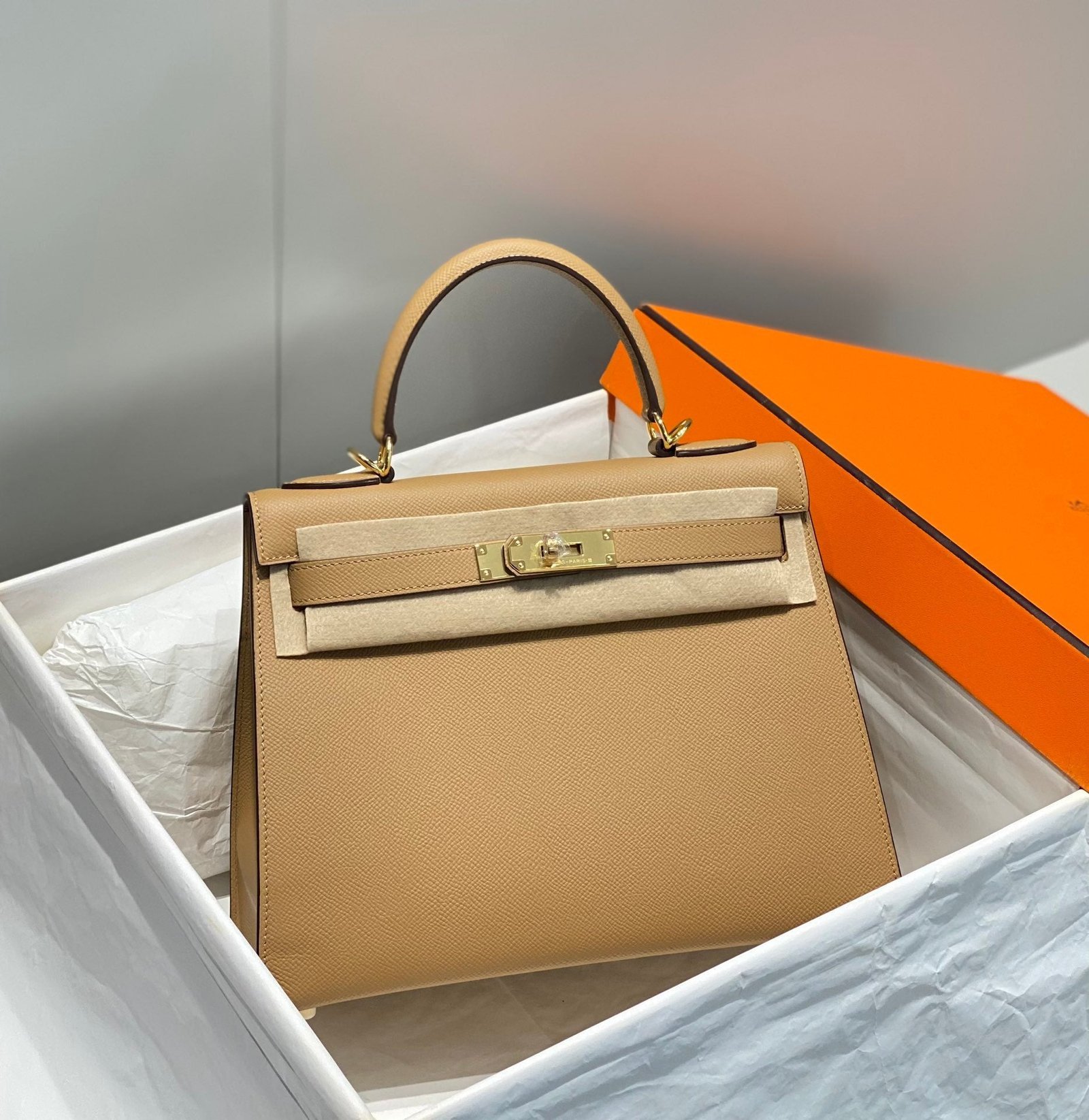 KELLY 28CM IN CHAI EPSOM CALFSKIN GOLD HARDWARE - Image 11