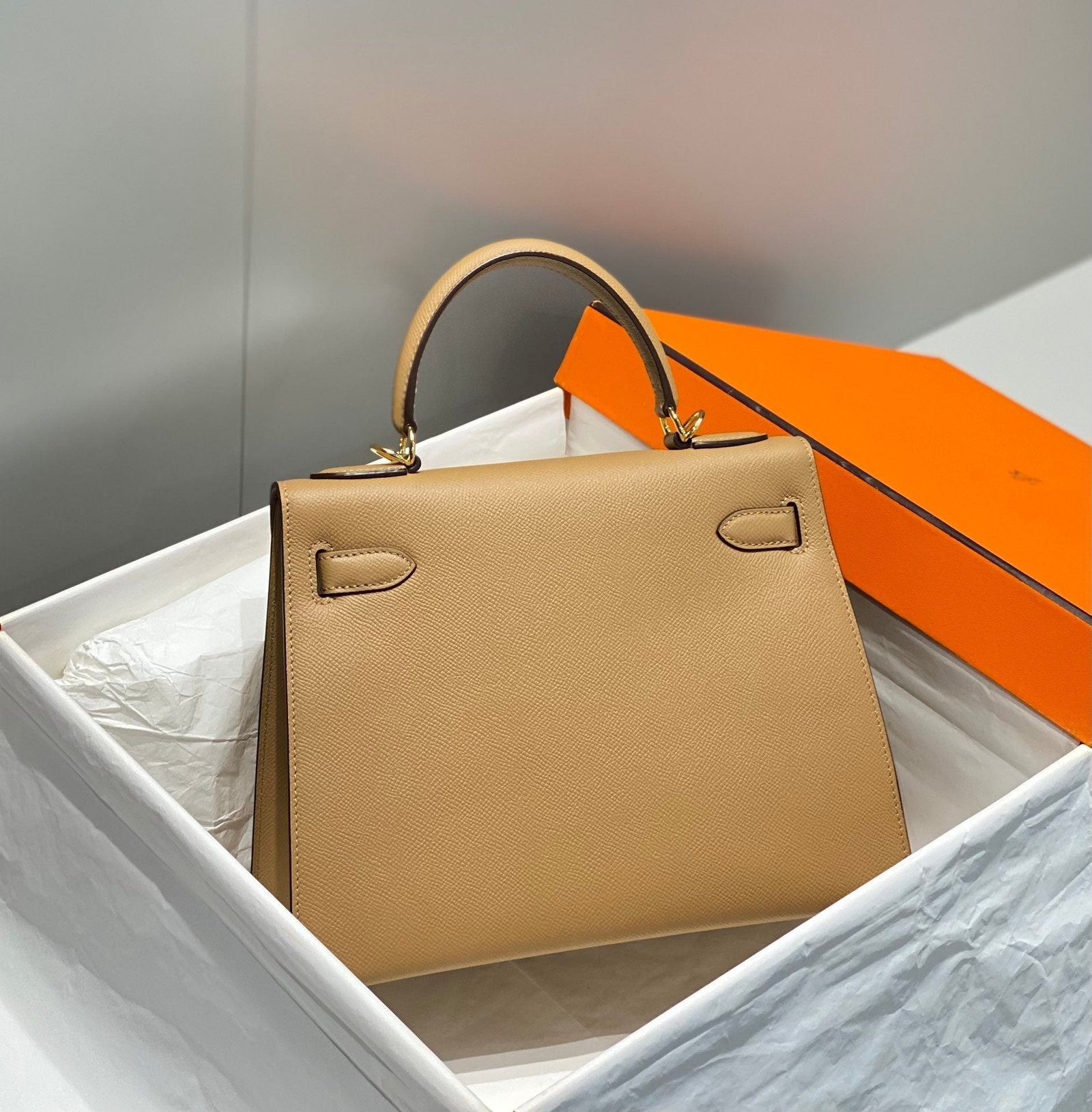 KELLY 28CM IN CHAI EPSOM CALFSKIN GOLD HARDWARE - Image 13