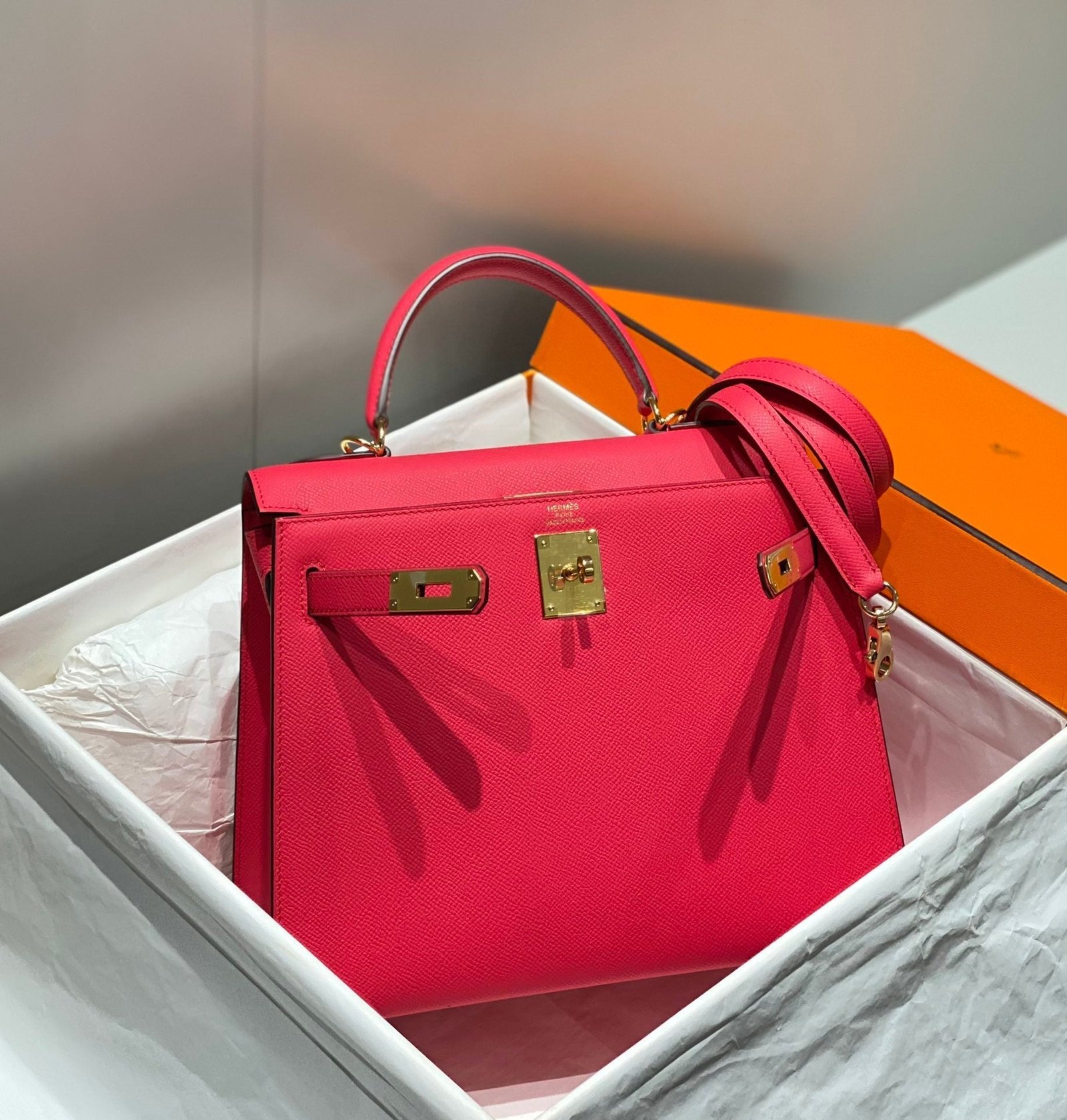 KELLY 28CM IN ROSE TYRIEN SWIFT CALFSKIN GOLD HARDWARE - Image 17