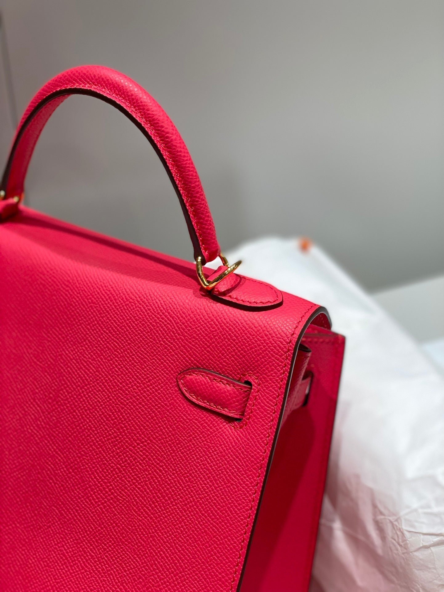 KELLY 28CM IN ROSE TYRIEN SWIFT CALFSKIN GOLD HARDWARE - Image 5