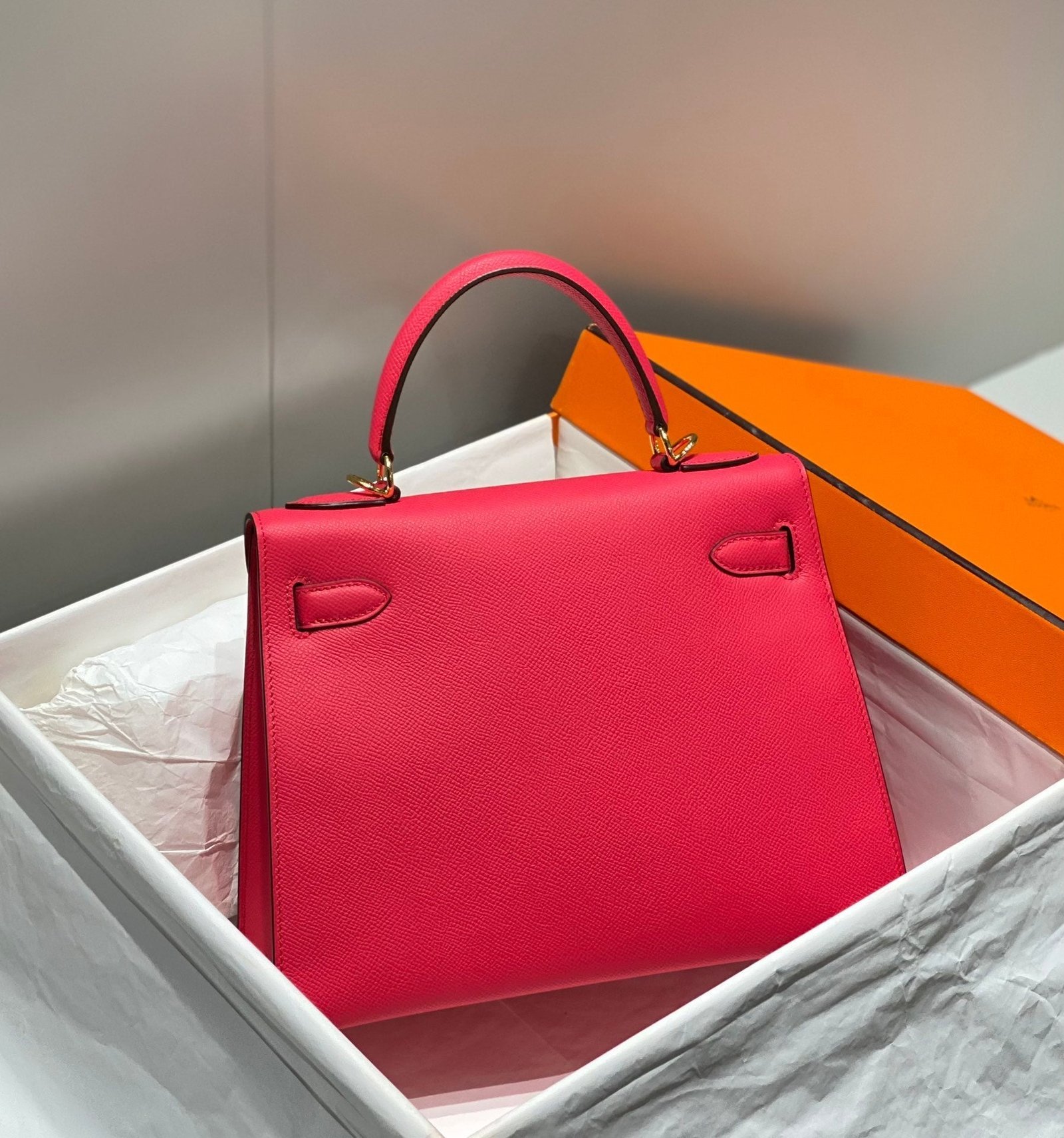 KELLY 28CM IN ROSE TYRIEN SWIFT CALFSKIN GOLD HARDWARE - Image 4