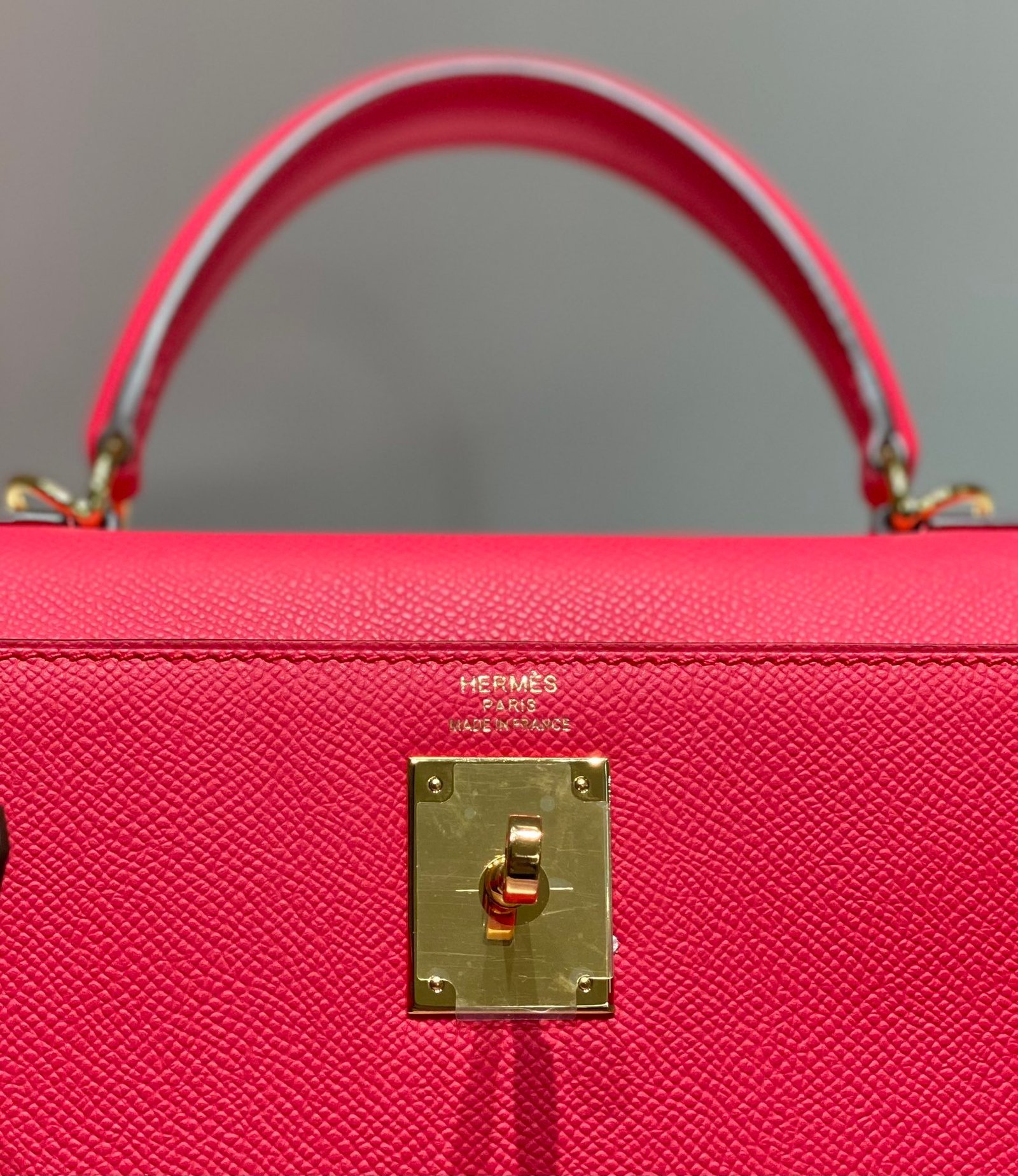 KELLY 28CM IN ROSE TYRIEN SWIFT CALFSKIN GOLD HARDWARE - Image 9