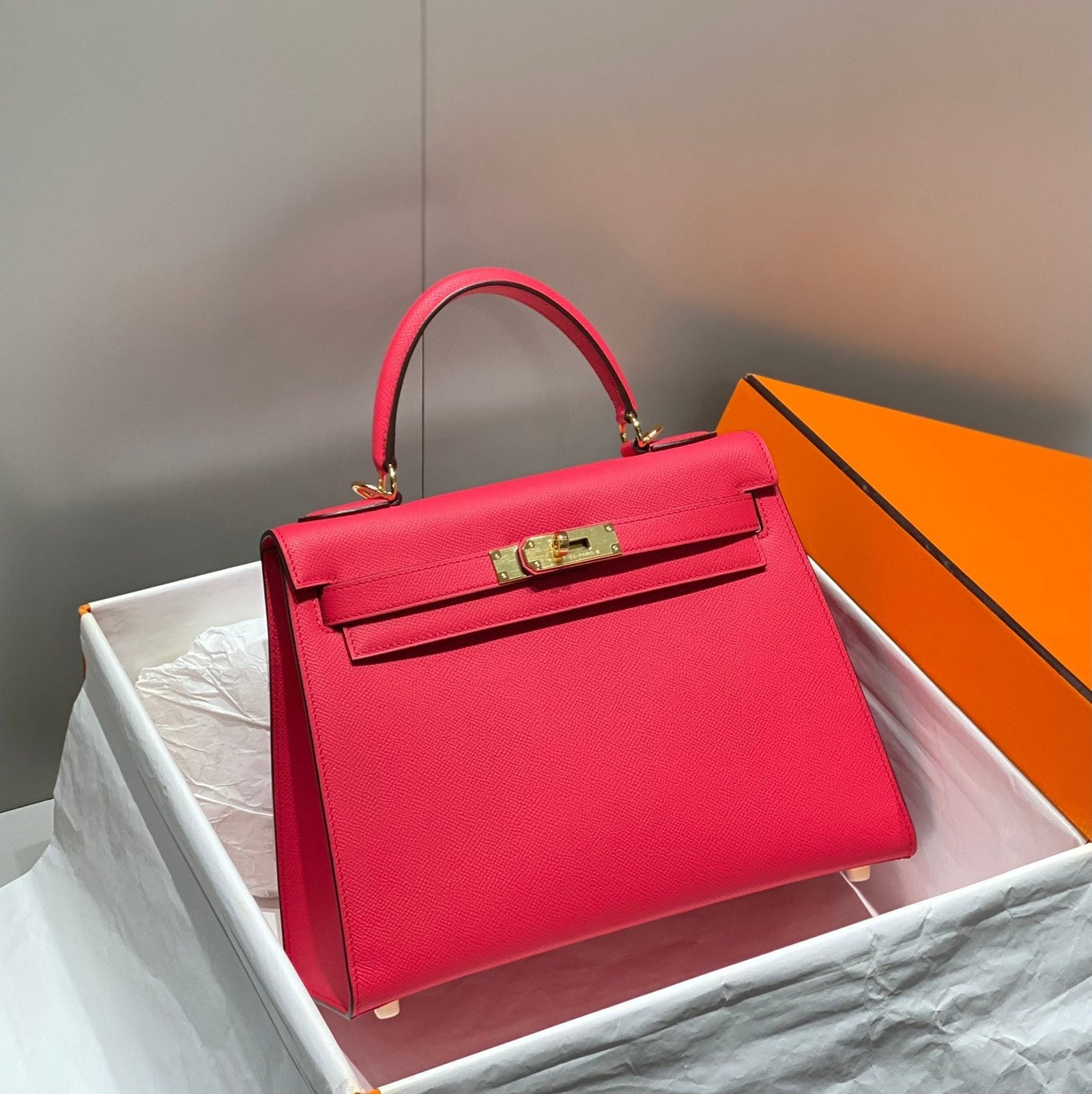 KELLY 28CM IN ROSE TYRIEN SWIFT CALFSKIN GOLD HARDWARE - Image 10