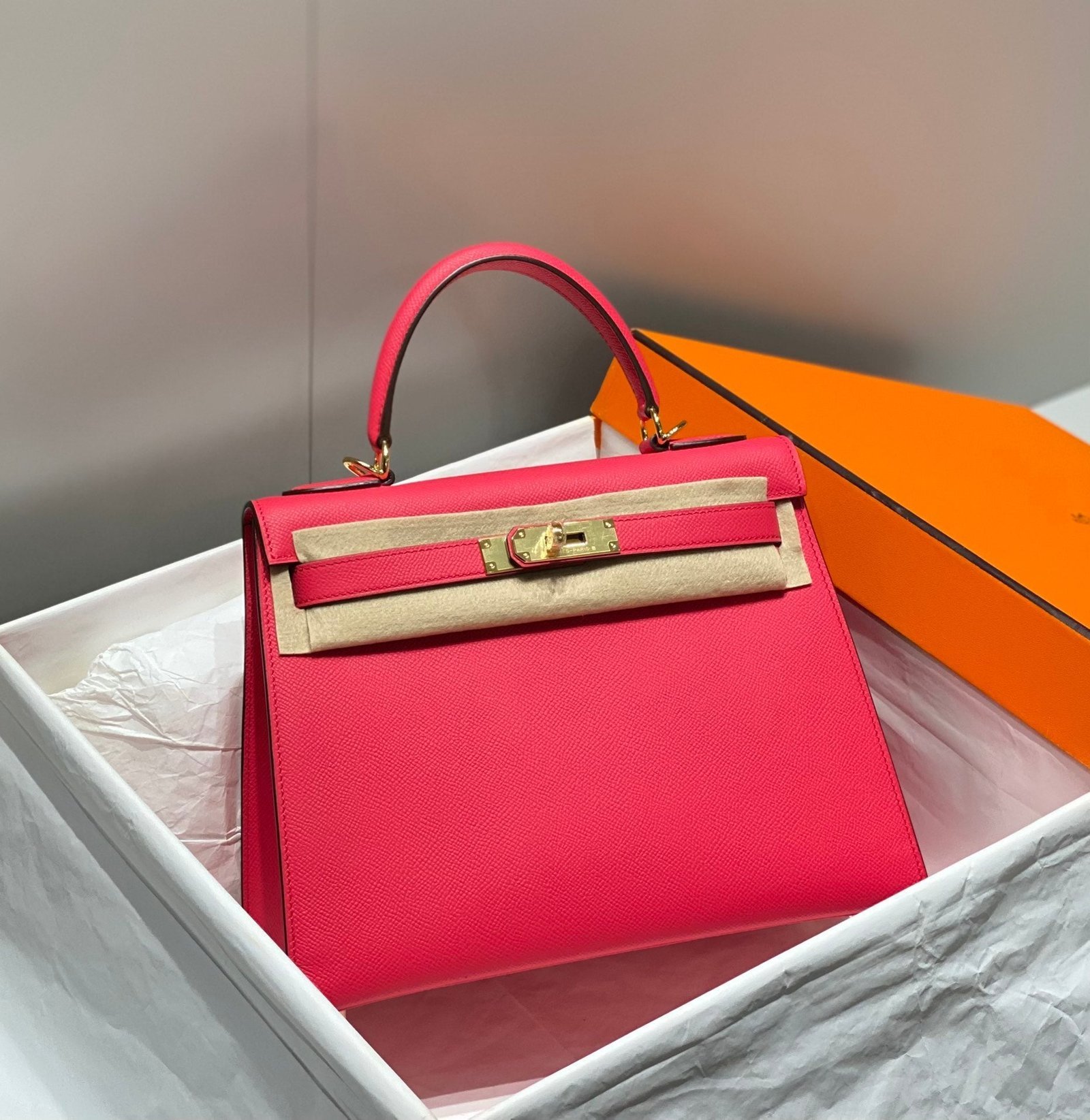 KELLY 28CM IN ROSE TYRIEN SWIFT CALFSKIN GOLD HARDWARE - Image 11