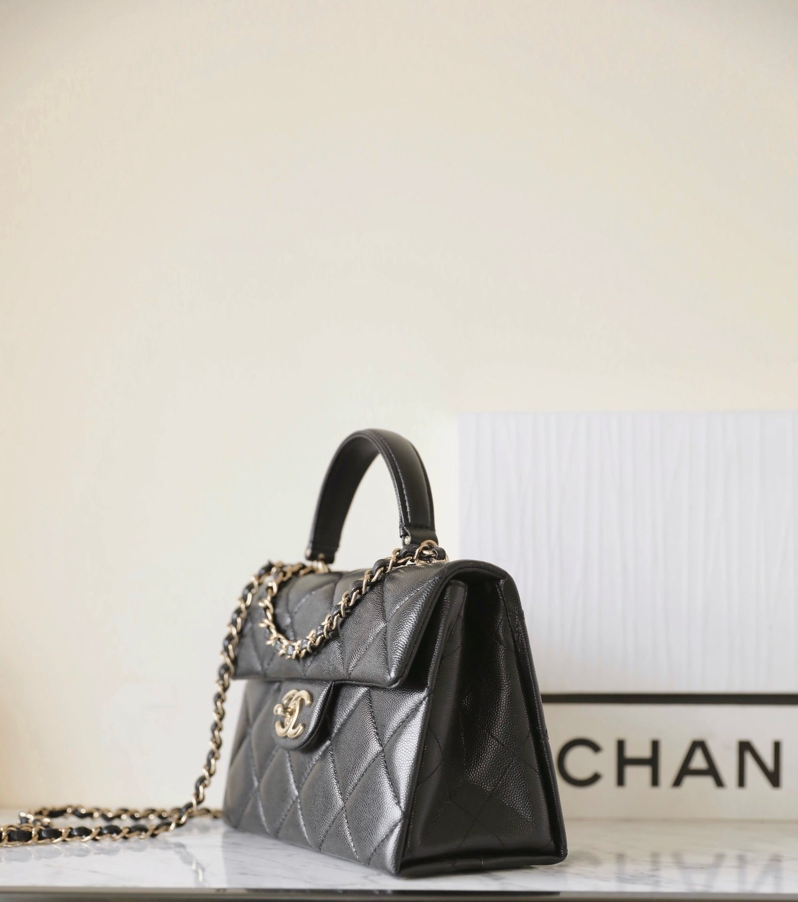 CHANEL 25S FLAP BAG 21 CM IN BLACK LAMBSKIN WITH GOLD HARDWARE - Image 4