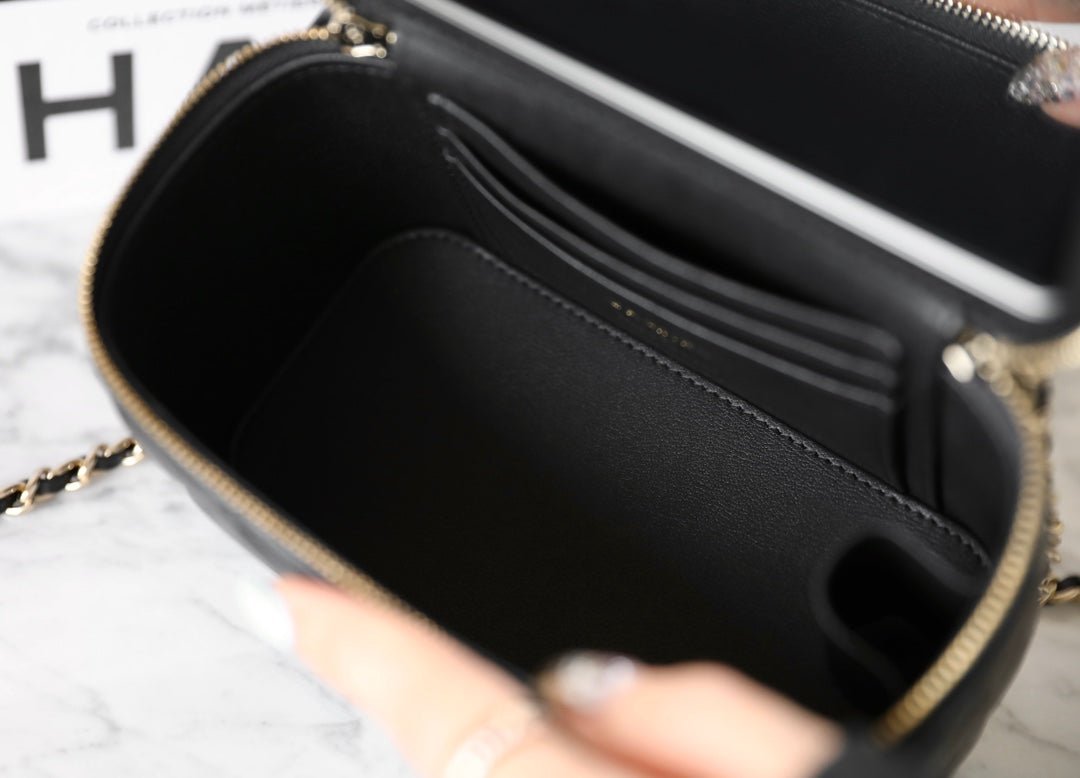 CHANEL 25S VANITY BAG 17 CM IN BLACK LAMBSKIN WITH PEARL STRAP - Image 18