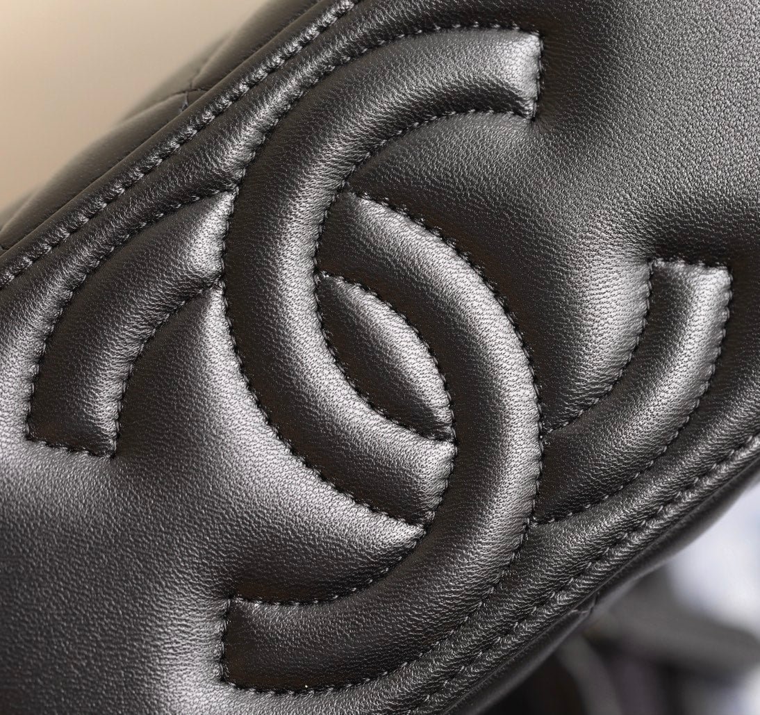 CHANEL 25S VANITY BAG 17 CM IN BLACK LAMBSKIN WITH PEARL STRAP - Image 15
