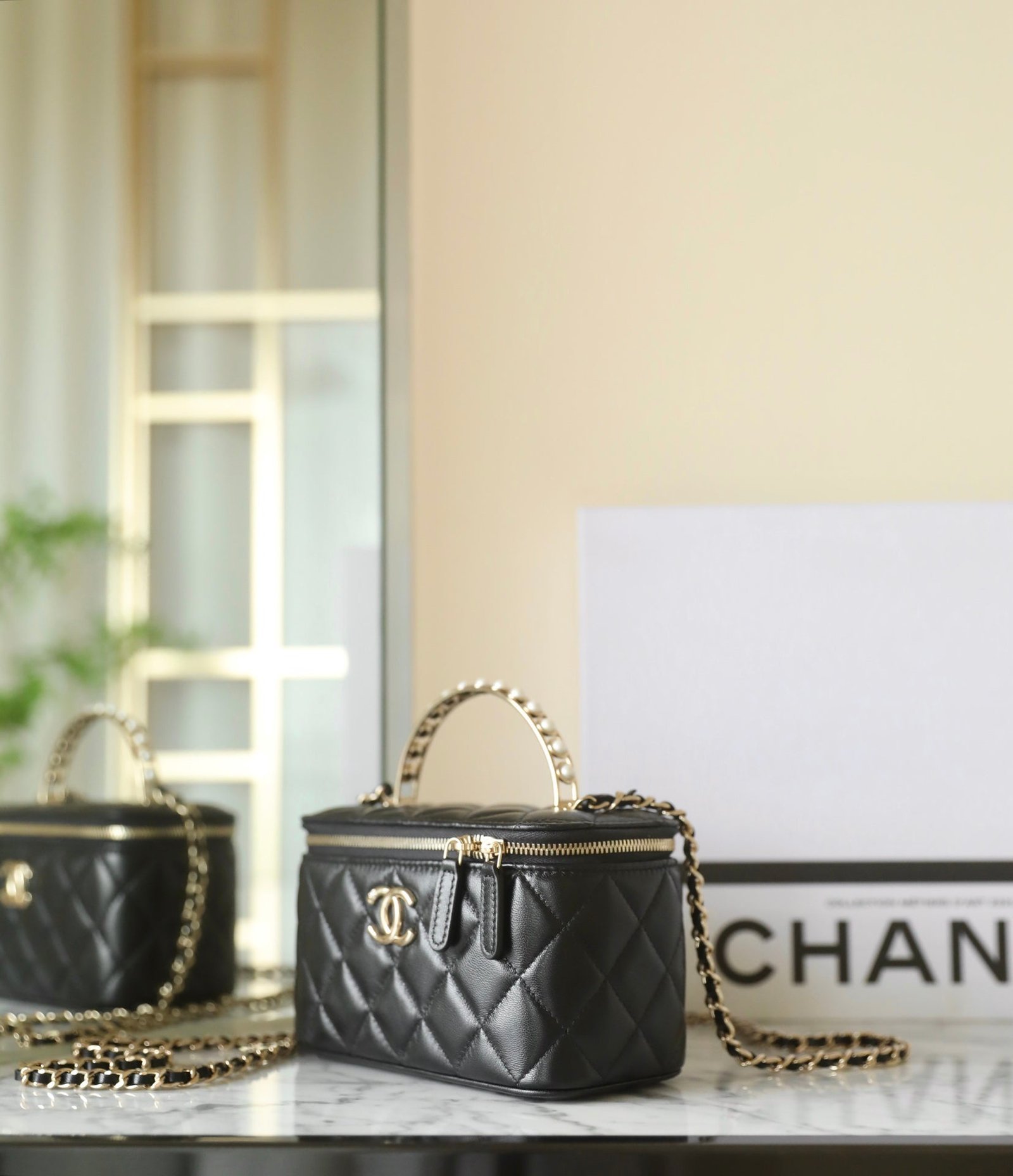 CHANEL 25S VANITY BAG 17 CM IN BLACK LAMBSKIN WITH PEARL STRAP - Image 3