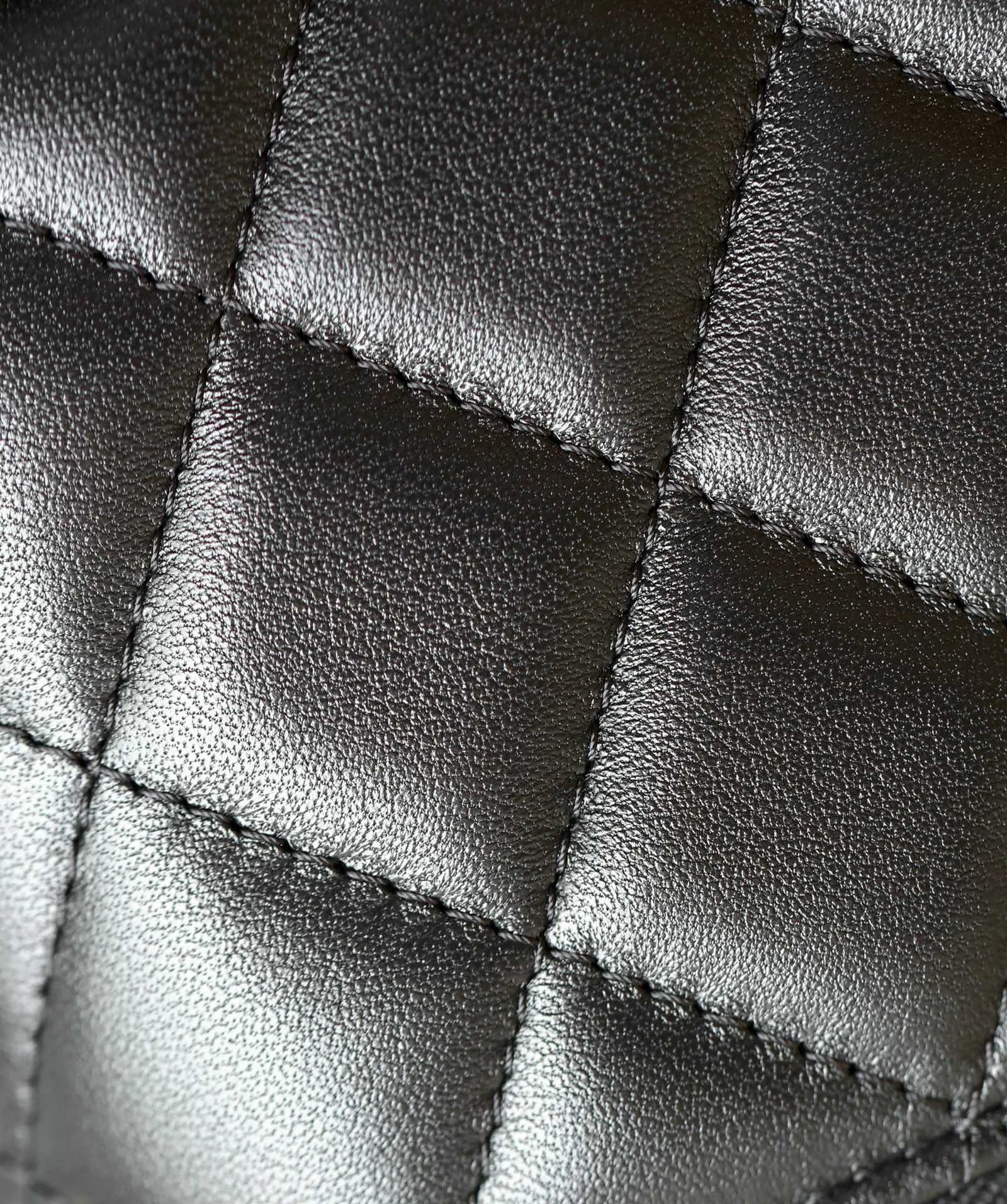 CHANEL 25S VANITY BAG 17 CM IN BLACK LAMBSKIN WITH PEARL STRAP - Image 7